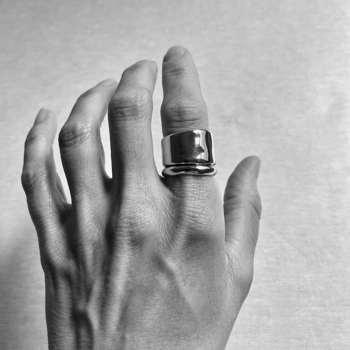 Minimal Curved Band Artisan Ring