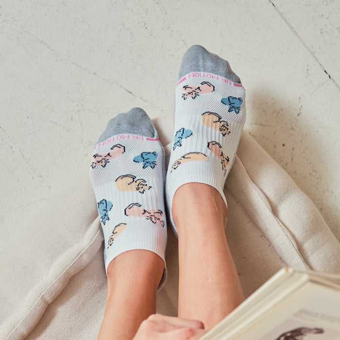 Ankle compression socks with a cat pattern in blue and beige, featuring a gray cuff and pink branding.