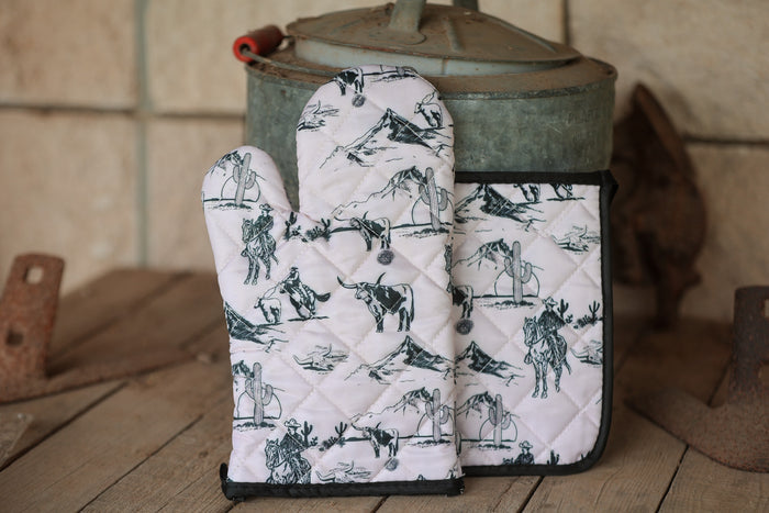 Cowboy Scene Oven Mitt Set
