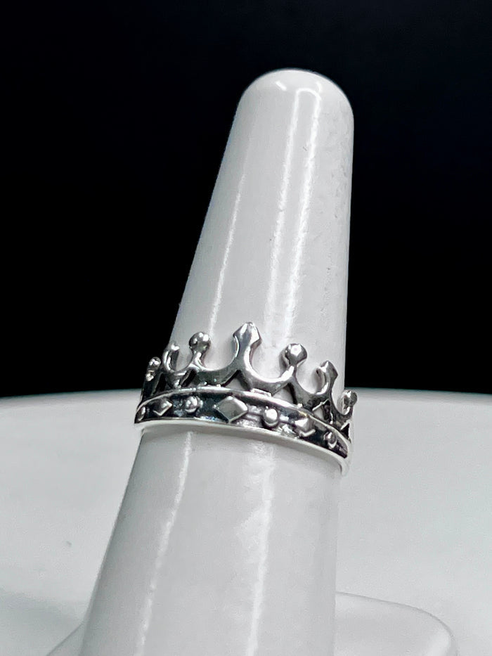 Close-up of Crown Ring – Sterling Silver Classic Band detail
