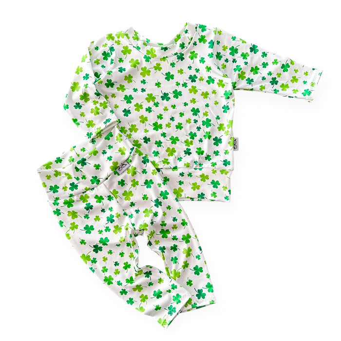 Handmade white shamrock lounge set for babies and toddlers, featuring a cozy top and matching leggings. Perfect for St. Patrick's Day celebrations or everyday comfort.