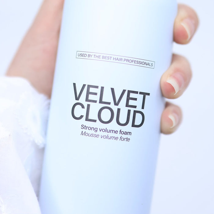 De inhoud van Keune Style Velvet Cloud is een witte mousse. Care For Hair