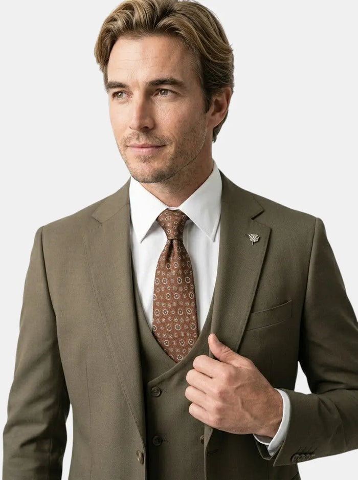 Men's slim fit suit made of high-quality fabric, stylish wedding attire for men, in a classic tailored design.