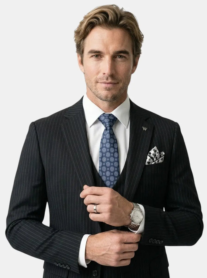 Men's slim fit suit made of high-quality fabric, elegant wedding attire for men, tailored fit with classic lapel and stylish details.