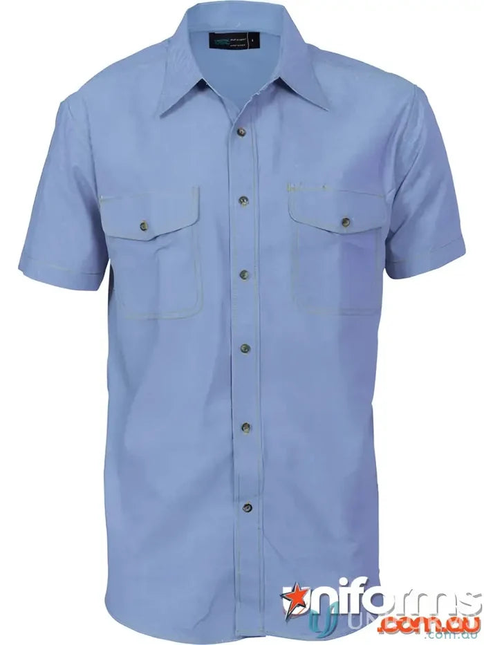 Light blue light blue short-sleeved shirt with twin flap pockets in cotton chambray