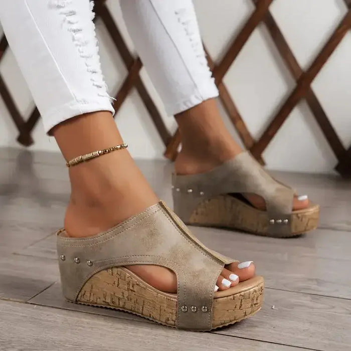 Women’s cushioned orthopedic sandals in a stylish design, providing comfort and support for summer footwear.