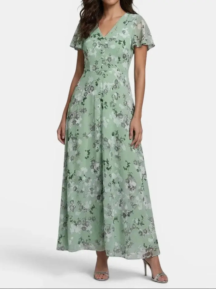Elegant black cocktail dress for women featuring a figure-flattering fit, perfect for evening wear and versatile occasions.