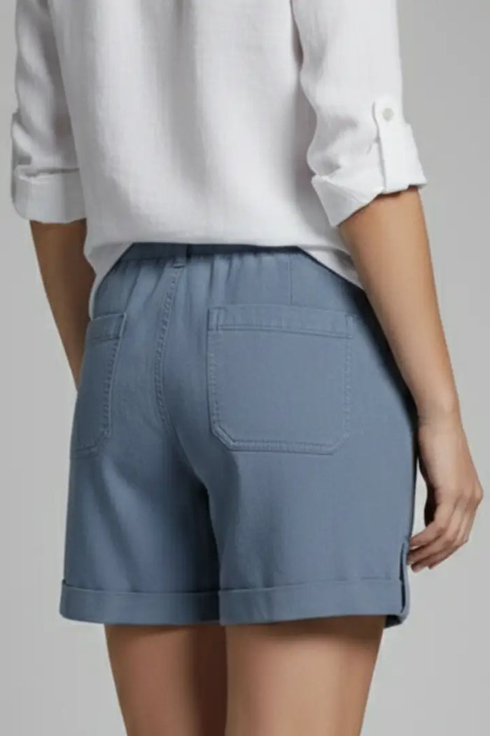 Lightweight women's casual pocket shorts with relaxed fit, perfect for summer, in a comfortable and breathable design.