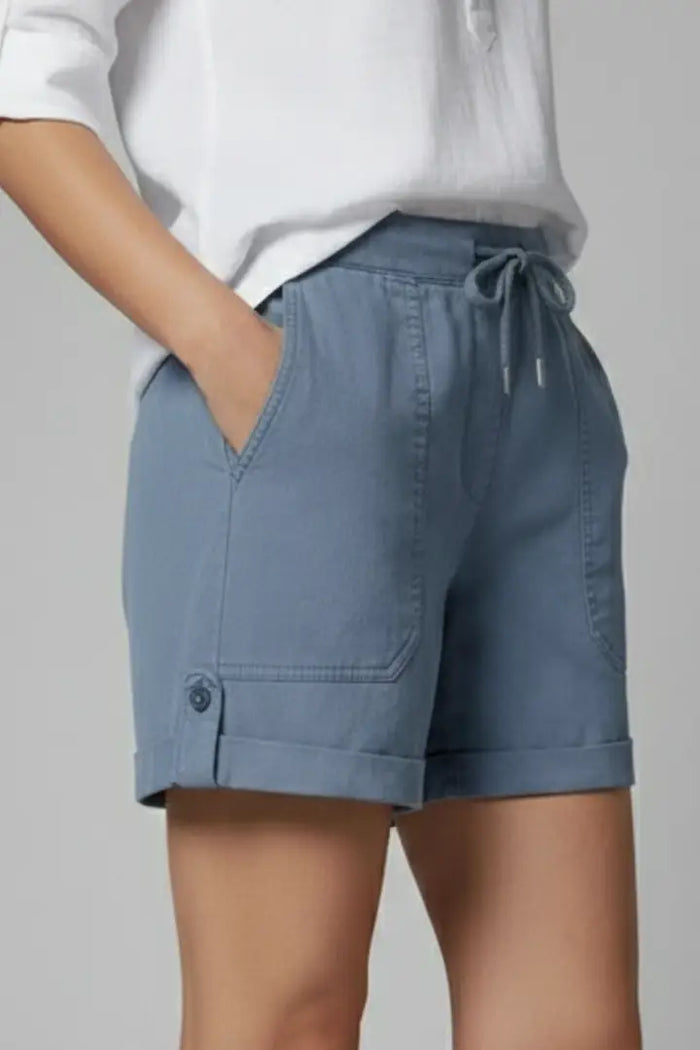 Lightweight women's casual pocket shorts in relaxed fit, perfect for summer, featuring comfortable fabric and functional pockets.