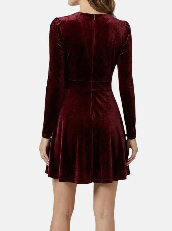 Women’s luxurious red velvet flare dress, elegant evening gown for formal occasions, featuring a fitted bodice and flowing skirt.