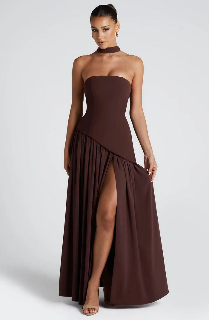Women’s non-stretch chiffon maxi dress, elegant strapless summer formal gown with flowing fabric and a fitted bodice.