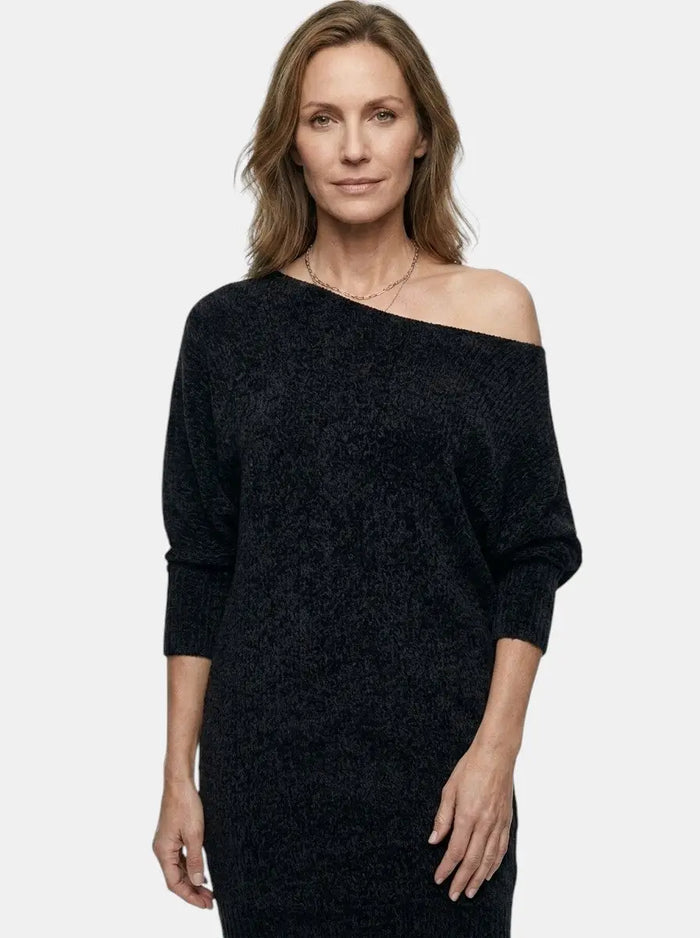 Women's shimmering sequined mini dress with relaxed fit and long sleeves, perfect for cocktail events and evening occasions.