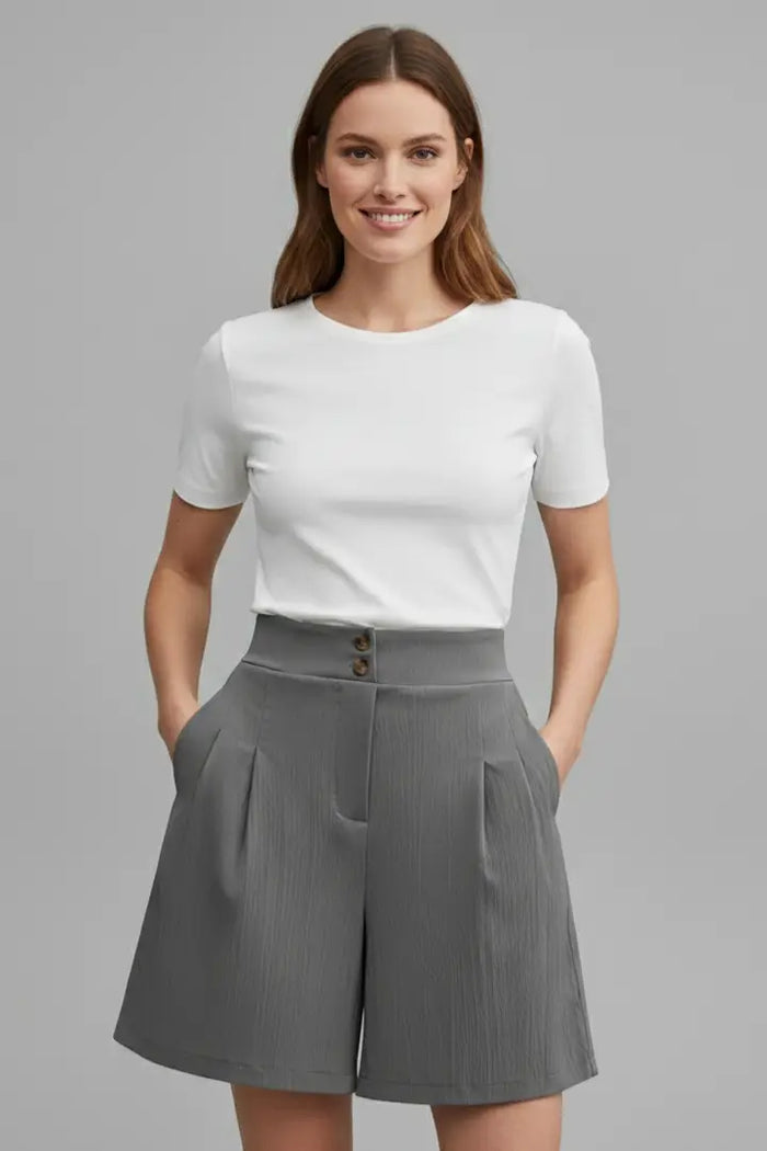 Stylish women's high-waist shorts with a modern relaxed fit, perfect for summer, displayed in a natural pose.