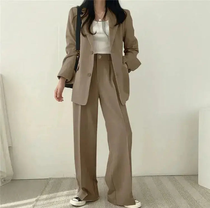 Women’s tailored blazer suit set featuring an elegant structured blazer and wide-leg trousers, stylish and professional.
