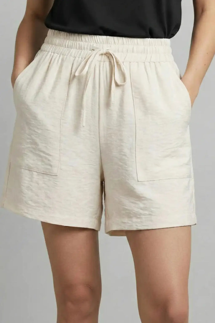 Women’s textured fabric casual shorts with drawstring waist and pockets, designed for comfort and everyday wear.